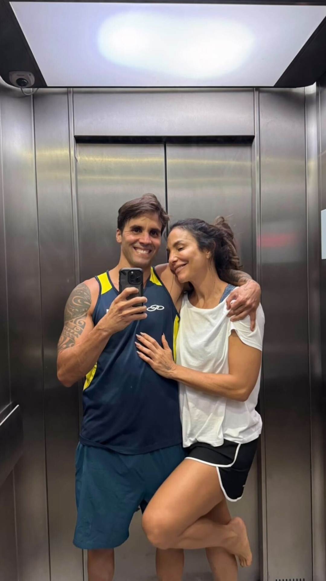 Ivete Sangalo e marido ostentam corpos sarados em fotos no espelho Reprodução/Instagram