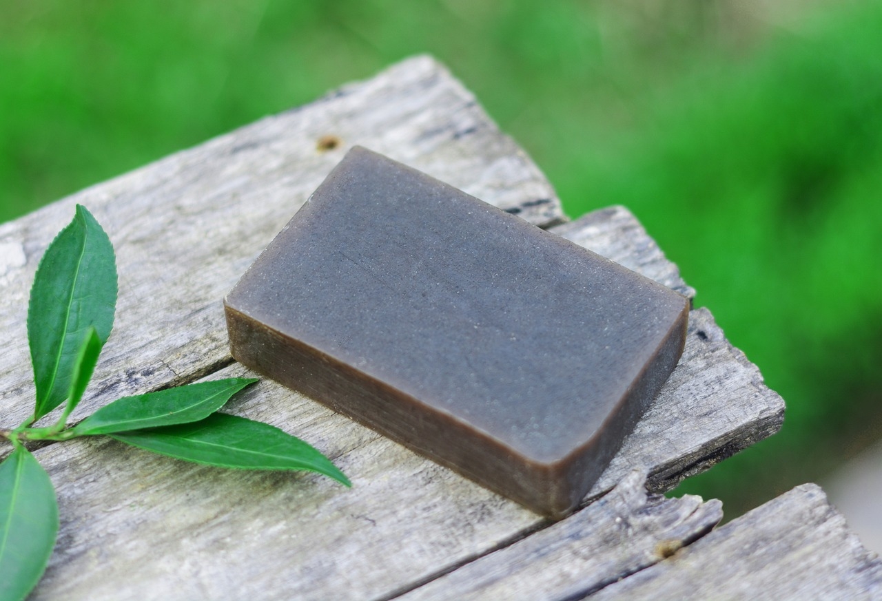 Sabonete Esfoliante - Contém partículas naturais (como sementes ou cascas) ou sintéticas que removem células mortas e impurezas. Usado para promover uma pele mais lisa e uniforme. Reprodução: Flipar