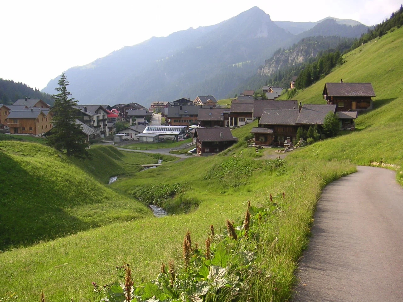 O país também tem belas paisagens. Malbun possui  um resort de esqui popular para atividades de inverno e trilhas para caminhadas no verão. E as montanhas oferecem trilhas para caminhadas em cenários espetaculares.  Apesar disso, Liechtenstein está na lista dos países que geralmente são esquecidos pelos turistas.  Reprodução: Flipar