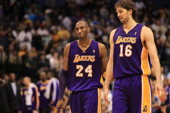 Lakers de Kobe Bryant (à esq) e Pau Gasol joga contra o Portland para tentar se manter em segundo no Oest. Foto: Getty Images