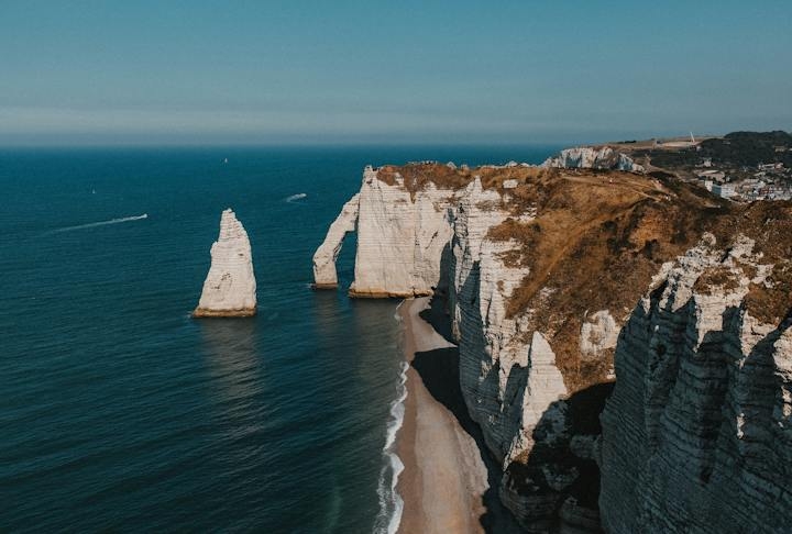 4) Etretat, França: Conhecidas pelo branco predominante que chama a atenção, essas rochas ficam na costa da Normandia, ao norte da França, em uma cidade chamada Etretat. Reprodução: Flipar