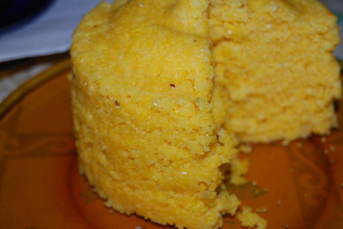 Cuscuz nordestino: Preparado com flocos de milho cozidos no vapor, é frequentemente acompanhado de manteiga, leite ou ovos. Uma refeição simples e reconfortante. Calorias: cerca de 112 kcal. Reprodução: Flipar