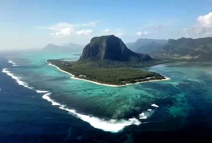 Segundo a Administração Oceânica e Atmosférica Nacional dos Estados Unidos (NOAA), o fenômeno da cachoeira submersa ocorre pelo encontro de águas frias e quentes no mar de Irminger.  Reprodução: Flipar