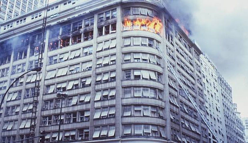 Em 17/2/1986, um curto-circuito no ar-condicionado no 9º andar causou um incêndio que matou 21 e feriu 50 pessoas no edifício Andorinhas, no Centro do Rio de Janeiro. A precariedade da estrutura de prevenção de incêndio e a falta de água em hidrantes dificultaram e atrasaram o combate às chamas.  Reprodução: Flipar