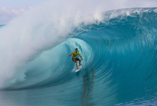 Ele recebeu sua primeira prancha de surf de presente de seu padrasto Charles.  Com ela, Medina começou a surfar na praia de Maresias, litoral paulista ASP/KIRSTIN