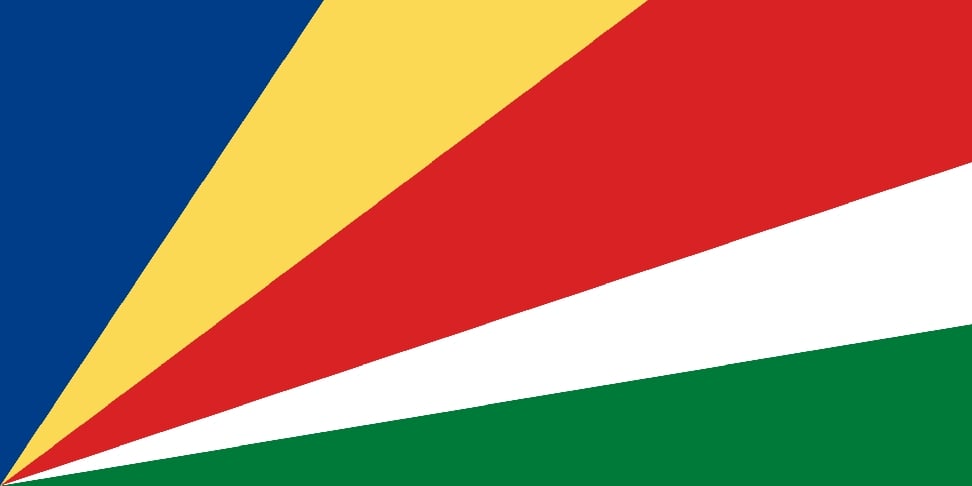 No outro extremo está a jovem bandeira das Ilhas Seichelles, adotada em 1996. Em vez de listras, puxou triângulos a partir de um mesmo ponto. As cores representam céu e mar (azul), sol (amarelo), povo (vermelho), justiça (branco) e natureza (verde).  Reprodução: Flipar