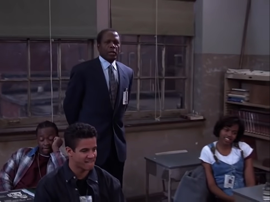 Um clássico do cinema britânico, estrelado por Sidney Poitier (foto). O filme conta a história de um professor que dá lições de vida para um grupo de alunos rebeldes em uma escola da periferia de Londres.