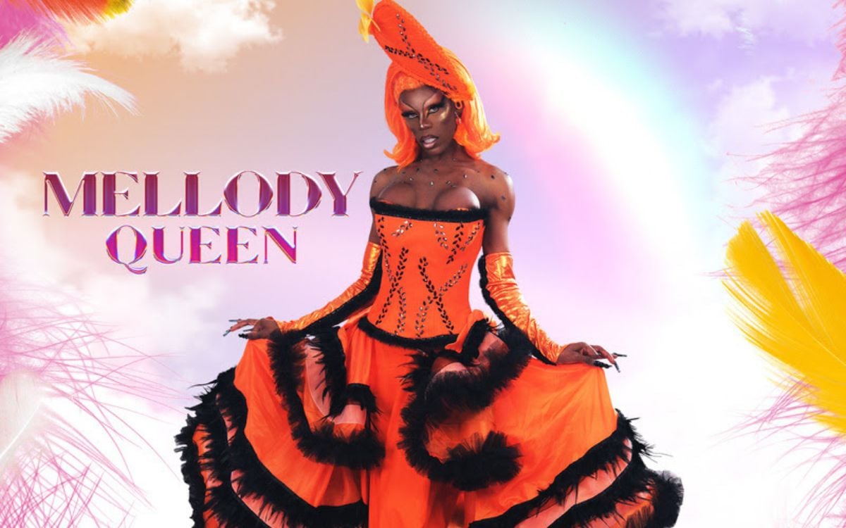 Mellody Queen é uma artista de Belo Horizonte, que vem se destacando como uma drag trans que tem como missão quebrar estereótipos e desafiar as normas sociais. Em sua carreira, já foi reconhecida com prêmios como Drag Sunset BH 2024, Drag Star, Drag mais Gis e o Drag mais Gise Rainha do Bate Cabelo de MG em 2018, sendo o último um reflexo de suas performances intensas e energéticas que são marcadas pelo famoso ‘bate cabelo’.

Sua trajetória no mundo drag começou no grupo de dança Devassa, onde foi carinhosamente apelidada de ‘Mellody’ em referência a integrante do Pussycat Dolls, sendo uma homenagem ao seu profundo amor pela música. Já o sobrenome ‘Queen’ honra tanto sua admiração pela rapper Nicki Minaj, sendo ainda uma declaração do poder que as mulheres trans exercem no universo drag.

Mellody é autêntica, ousada e multitalentos, utilizando sua arte como forma de resistência e expressão pessoal. Quando não está conquistando troféus, domina os palcos de casas noturnas e eventos por todo o Brasil. Além de seu humor afiado, Mellody é conhecida por suas performances, onde combina coreografias impressionantes, bate cabelo, espacates e os famosos death drops.

Sua drag vai além do entretenimento, ela é uma reafirmação de sua identidade, enraizada na liberdade que encontrou após uma criação rígida em um internato, onde teve seu primeiro contato com a arte e o palco, a inspirando a transmitir, por meio de suas performances, toda a garra e força de sua resistência.. Foto: Divulgação