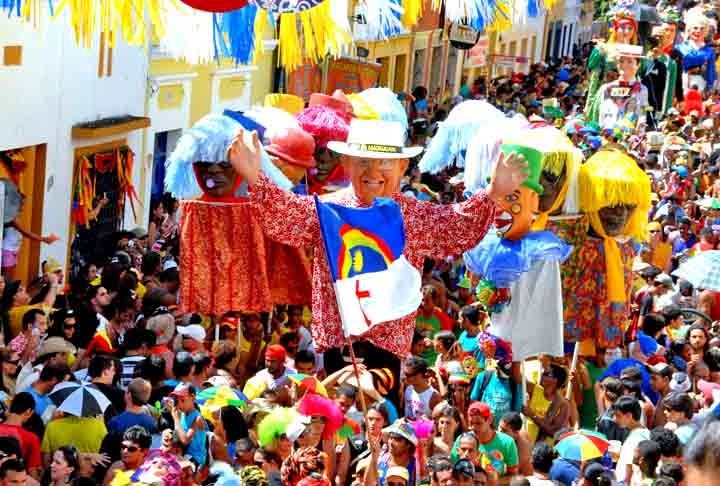 Desde 2007, o cortejo costumava ser puxado pelo boneco do presidente da República que está no poder. Com a polarização política do país, a tradição foi rompida em 2003 e os organizadores optaram por abrir o desfile com a figura da Rainha Elizabeth II, morta em setembro de 2022.  Reprodução: Flipar