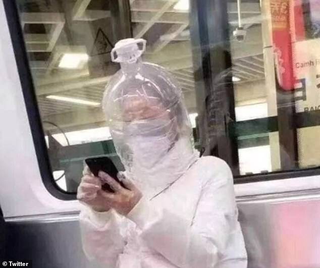 Mulher usa garrafa d'água para se proteger da epidemia. Foto: Reprodução/Twitter