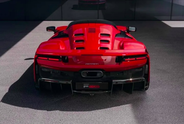 Ela conta com um motor V6 híbrido de 1.200 cv, sendo a Ferrari mais potente atualmente. Acelera de 0 a 100 km/h em apenas 2,15 segundos e pode alcançar uma velocidade máxima de 350 km/h. Reprodução: Flipar