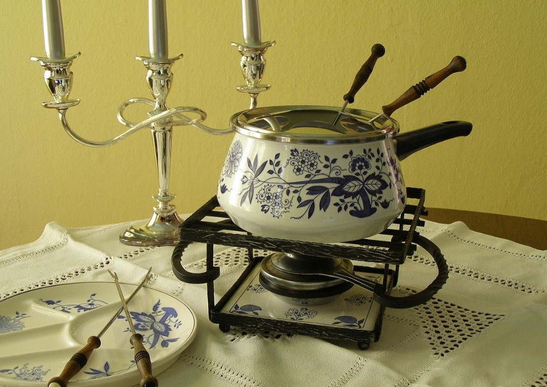 Algumas versões incluem fondues com queijos locais, fondues veganos feitos com castanhas e até fondues de caramelo para os amantes de doces. Independentemente da versão, o fondue continua sendo um prato que une pessoas ao redor da mesa, proporcionando momentos de interação e diversão. Reprodução: Flipar