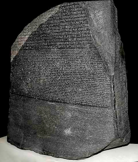 A Pedra de Roseta é considerada um dos marcos mais importantes da arqueologia e da linguística. 
 Reprodução: Flipar
