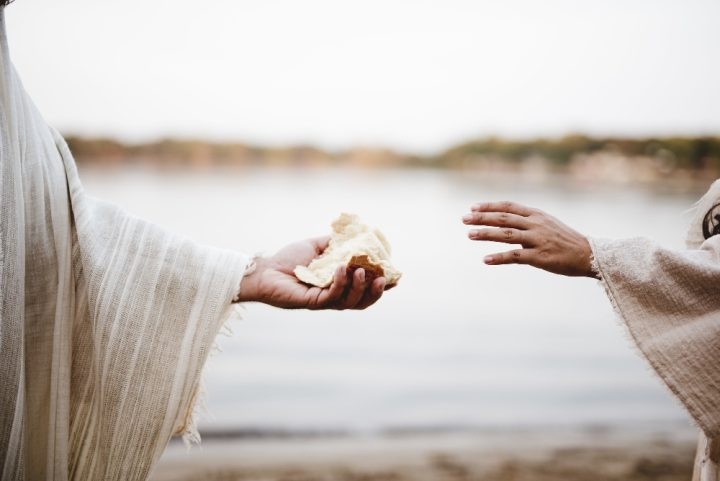 Segundo relatos, Jesus também teria realizado milagres, como multiplicar alimentos, curar enfermos, expulsar demônios e até ressuscitar mortos. Reprodução: Flipar
