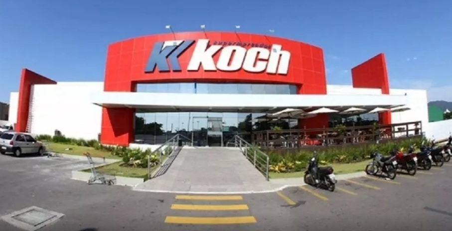 9º lugar: o Koch Supermercados, fundado em 1983 em Curitiba, é uma das principais redes de supermercados do Paraná e Santa Catarina. Em 2023, alcançou um faturamento de R$ 1,7 bilhões, destacando-se por sua forte presença regional e compromisso com a qualidade e inovação. Reprodução: Flipar