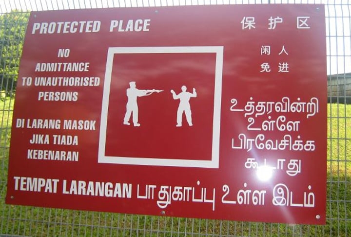 A multiplicidade de idiomas falados faz com que placas multilingues estejam espalhadas pela cidade. Elas foram introduzidas ainda em 1966 e foram criadas para facilitar a comunicação entre as diferentes comunidades étnicas de Singapura.