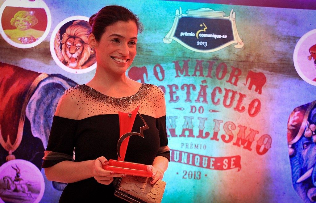 No canal por assinatura, a carioca apresentou o jornal “Em Cima da Hora” ao lado de Eduardo Grillo. 
 Reprodução: Flipar