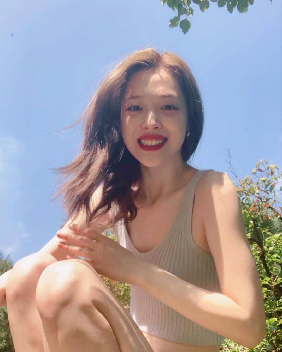 Cantora de k-pop Sulli foi encontrada morta nesta segunda-feira (14). Foto: Reprodução/Instagram/@jelly_jilli