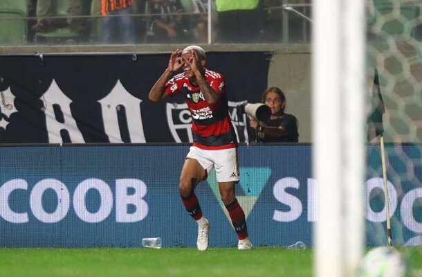 WESLEY  -  Apoiou bastante, recebendo muitas bolas pela direita, mas quase sempre falhava na hora do cruzamento -  NOTA 6,0  - Foto: Gilvan de Souza/Flamengo