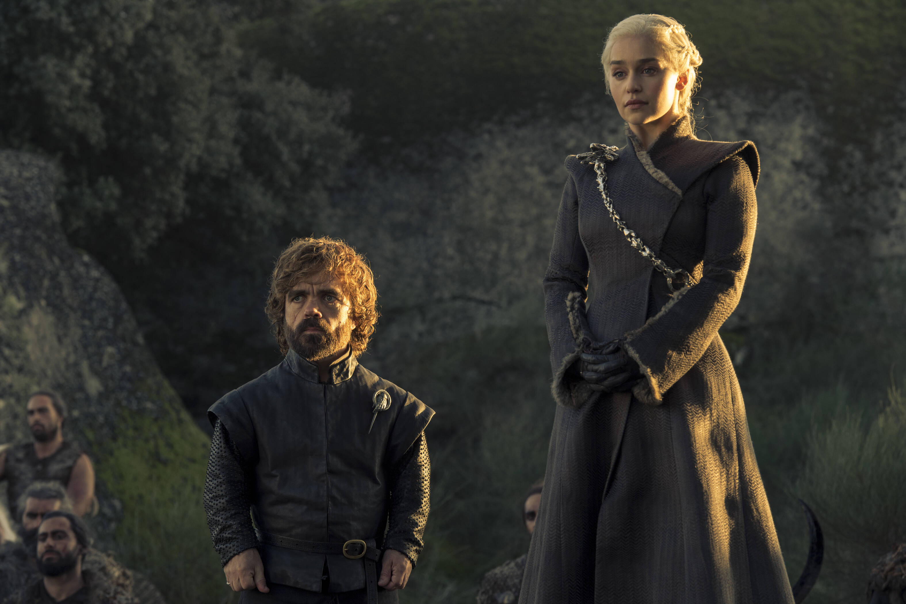 Ao lado de Daenerys de Tyrion que não está muito feliz com o que pode acontecer nos conflitos, possivalmente porque seu irmão Jaime esteja como prisioneiro reunidos antes de Dany. Foto: Divulgação