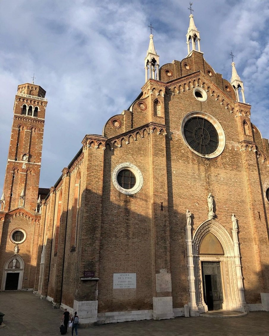 Basílica Santa Maria Gloriosa dei Frari, em Veneza, na Itália.. Foto: Reprodução/Instagram @christinalui8 16.11.2022