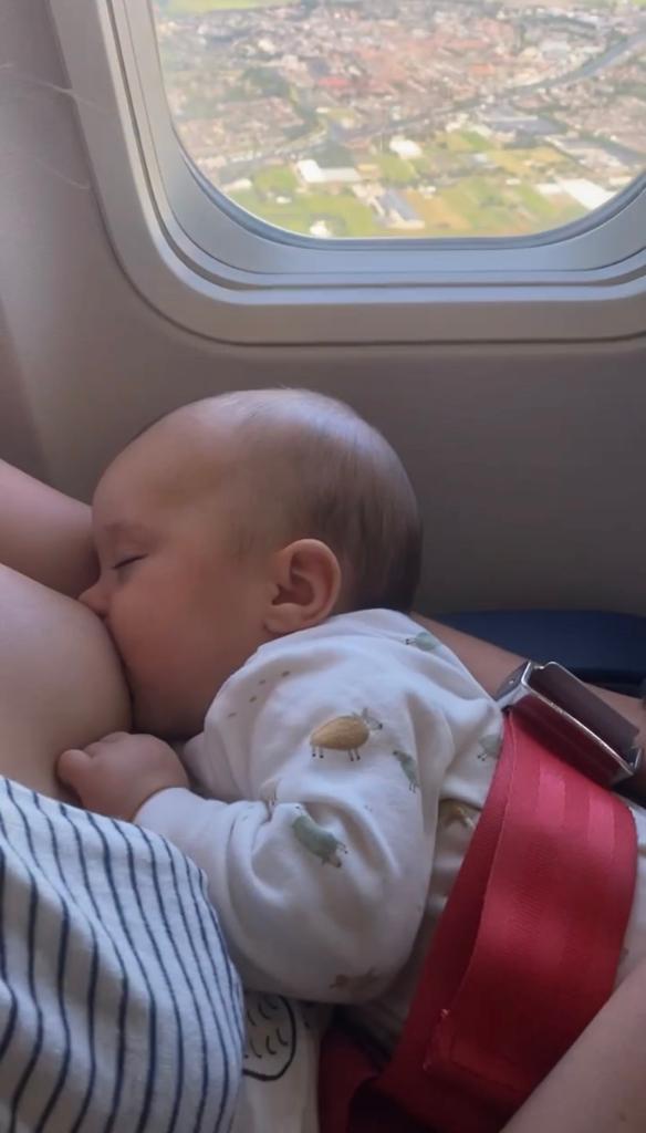 Laissa amamentando a pequena Sol, de dois meses e meio, com o cinto de segurança de bebês próximo ao pouso em Amsterdã. Foto: Arquivo pessoal