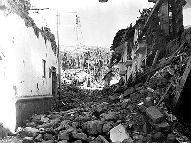 31/05/1970 - Maior catástrofe do Peru. Ocorreu em Ancash e La Libertad. Além dos fortes tremores (7,5 na escala), também houve deslizamento de neve e gelo. Por isso, também é a avalanche mais fatal da história: 70 mil mortos e 50 mil feridos.  Reprodução: Flipar