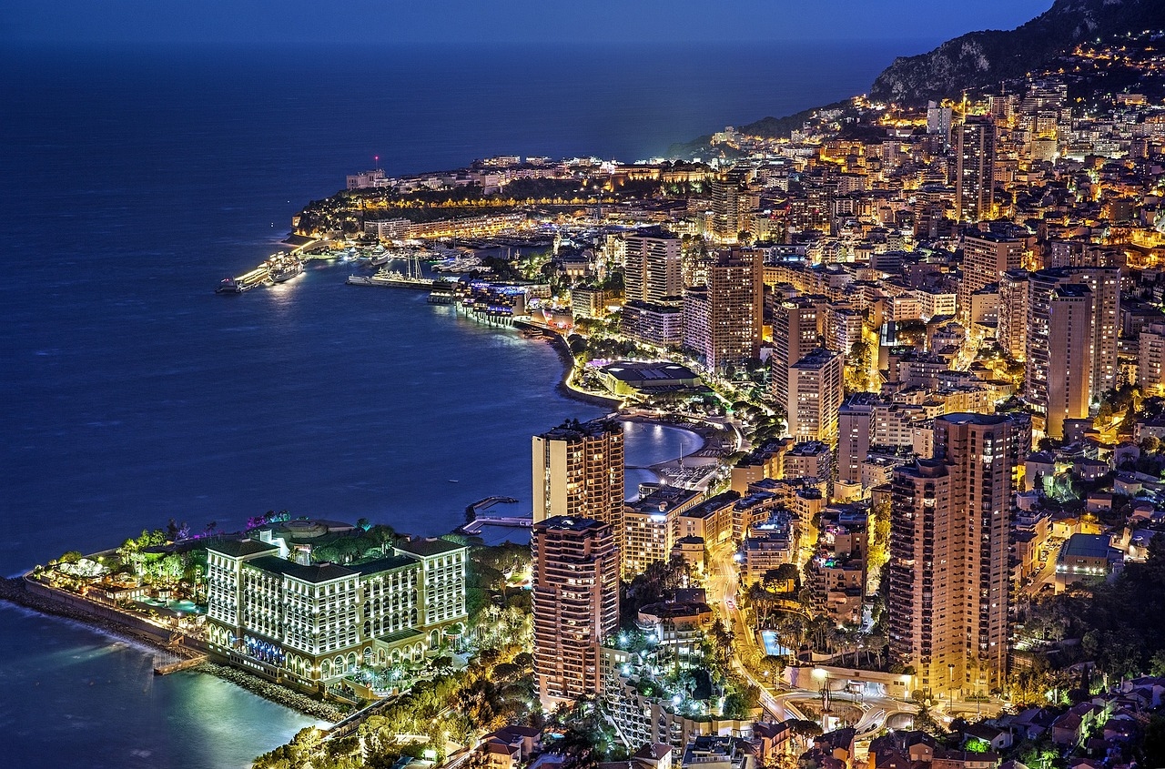 MÔNACO, EUROPA: 2,02 km² - Com 39.000 habitantes, Mônaco é conhecido por ser um destino luxuoso na Riviera Francesa. É famoso pelo Grande Prêmio de Fórmula 1, os cassinos de Monte Carlo e um cenário repleto de iates e mansões. O país é também um paraíso fiscal que atrai residentes ricos de várias partes do mundo. Reprodução: Flipar