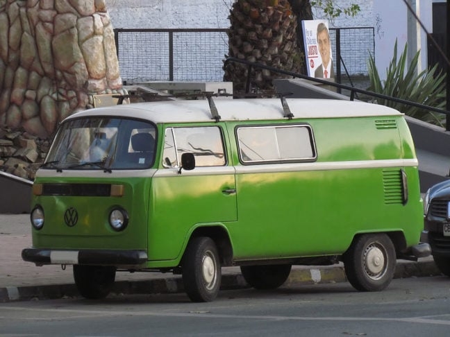 A Kombi começou a ser importada para o Brasil em 1953, mas a produção nacional foi oficialmente inaugurada em 2 de setembro de 1957, em São Bernardo do Campo (SP). Reprodução: Flipar