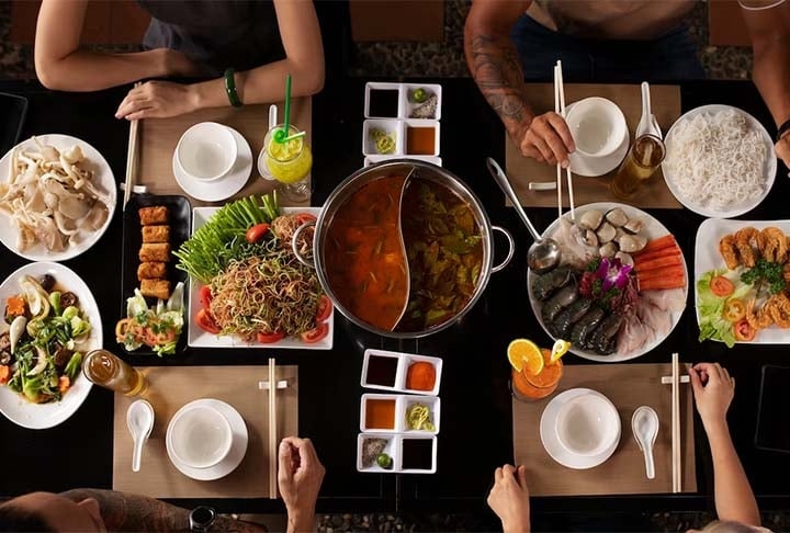 Sushi e sashimi são clássicos da culinária japonesa. A cozinha asiática é tem outras delícias típicas de diversos países do continente. Combinações que conquistaram o gosto de muitos brasileiros. Veja alguns quitutes dessa região.   Reprodução: Flipar