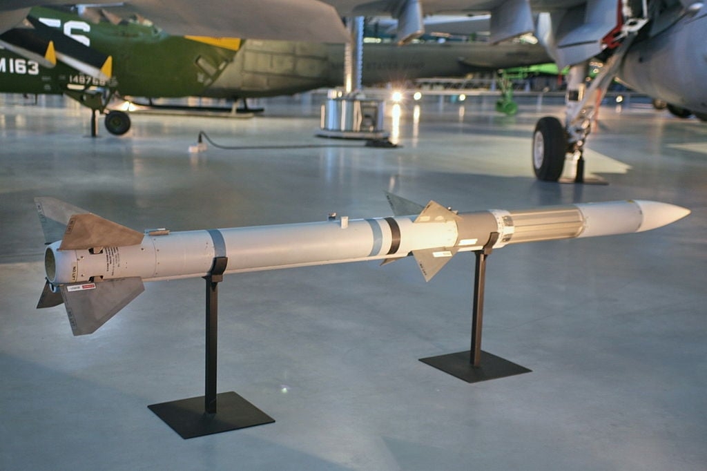 Outra tecnologia parecida veio com o Míssil Ar-Ar de Médio Alcance Avançado AIM-120. Ele possui um buscador de radar que aprimora a trajetória do míssil enquanto tenta neutralizar aeronaves inimigas.