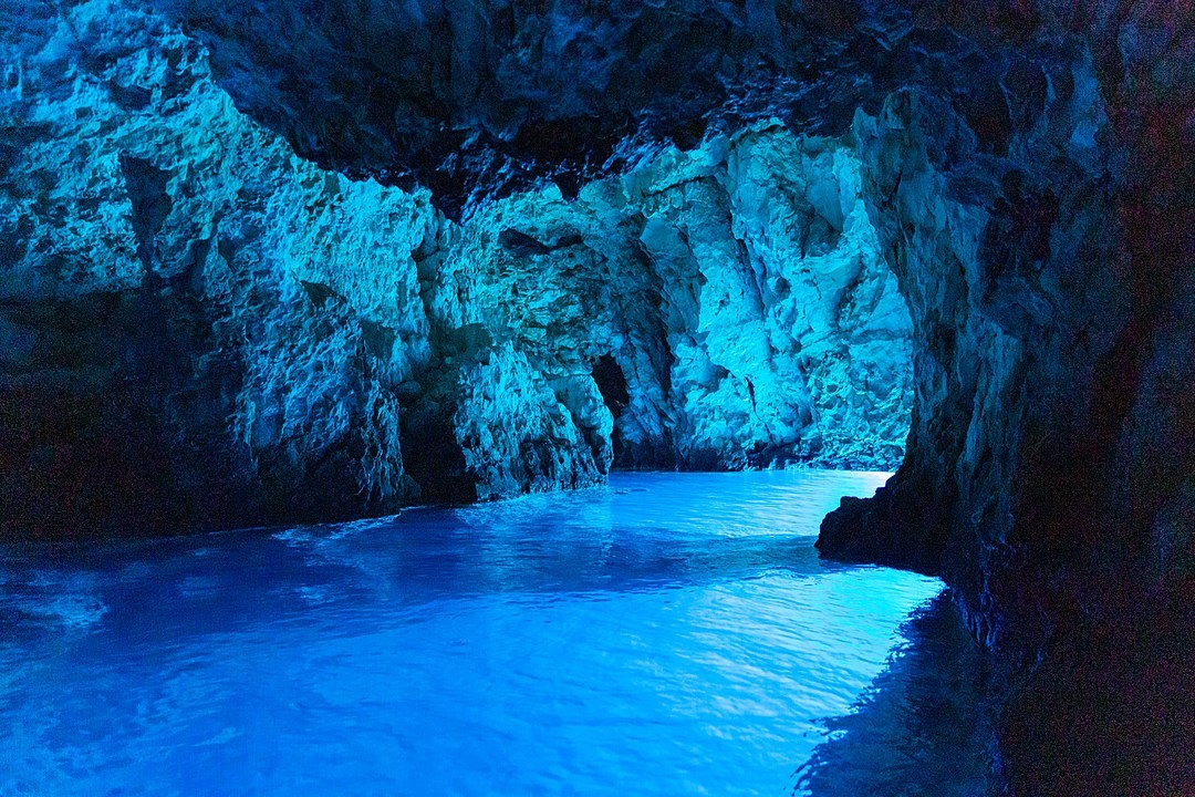 Gruta Azul (Brasil) - Uma das mais famosas cavidades naturais subterrâneas do estado do Rio de Janeiro, a Gruta Azul possui uma paisagem surpreendente. Reprodução: Flipar