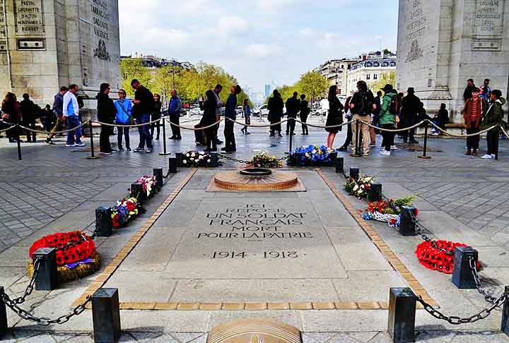 O portentoso Arco do Triunfo parisiense abriga no térreo o túmulo de soldado não identificado (o Soldado Desconhecido), morto na Primeira Guerra Mundial (1914 a 1918). 
 Reprodução: Flipar
