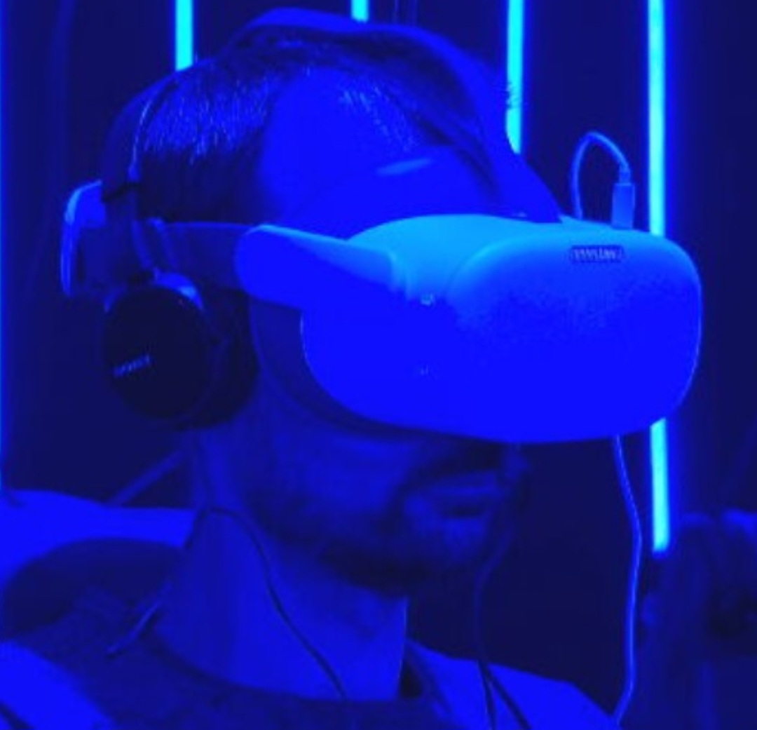 A realidade aumentada (AR) e a realidade virtual (VR) também começaram a ser exploradas, trazendo novas formas de interação com o mundo digital. Os smartphones hoje são tão essenciais que muitos consideram difícil imaginar um mundo sem eles Reprodução: Flipar