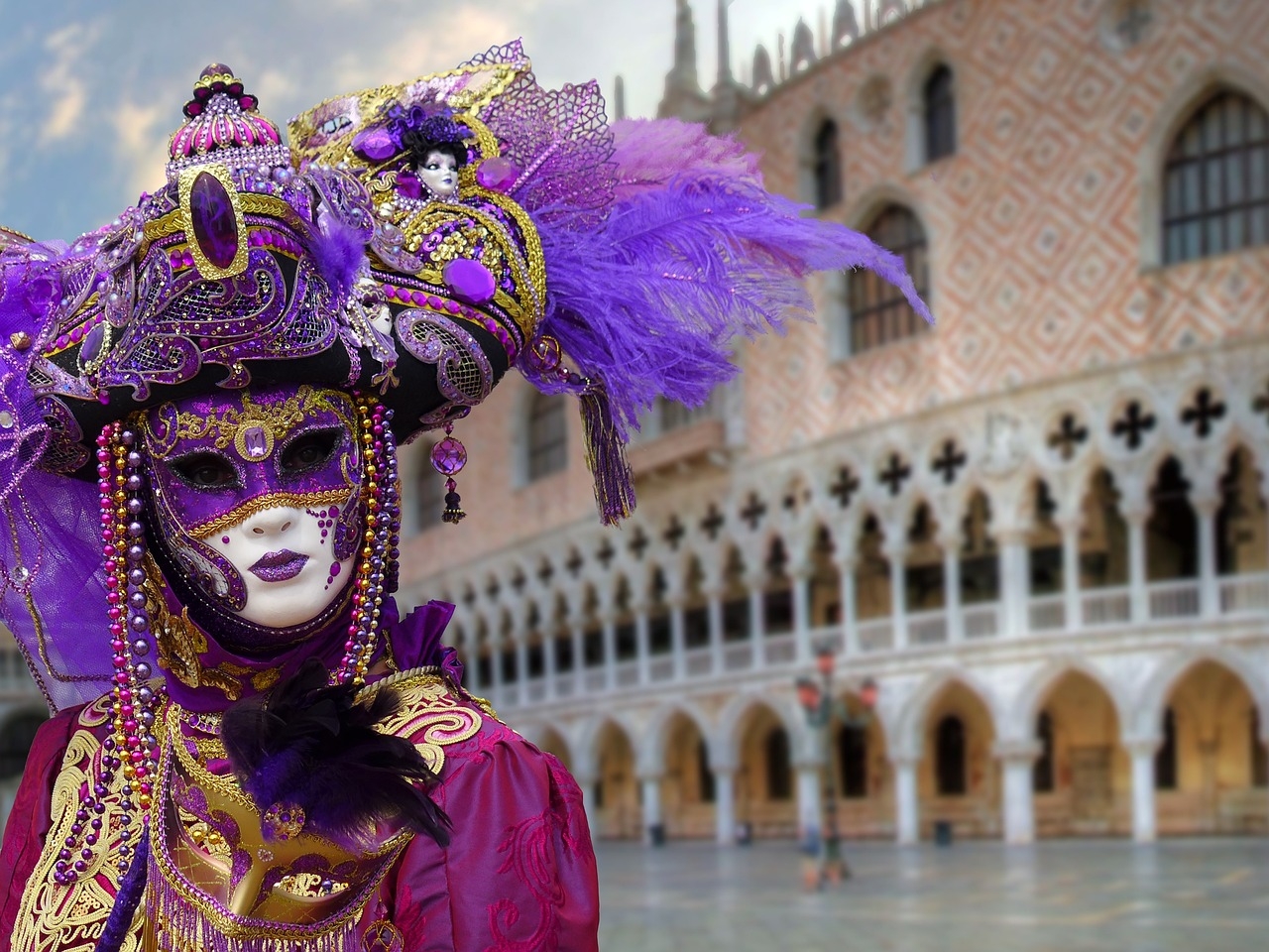 O carnaval dura cerca de duas semanas, culminando no Martedì Grasso, que é o dia antes da Quarta-feira de Cinzas e marca o início da Quaresma no calendário cristão. Geralmente esse período é entre o final de janeiro e início de fevereiro.  Reprodução: Flipar