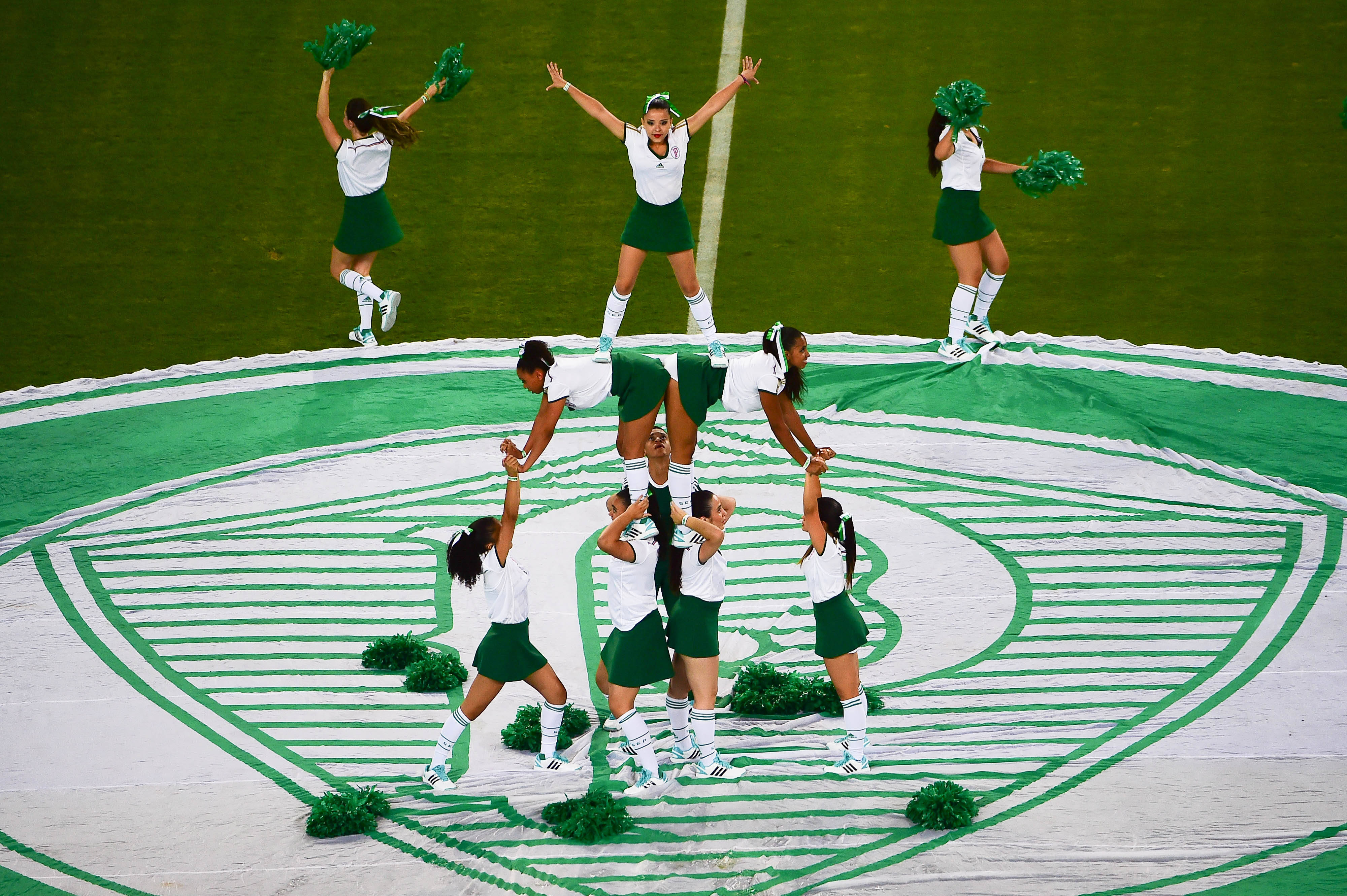 Cheerleaders se apresentam no gramado do Allianz Parque antes de Palmeiras x Sport