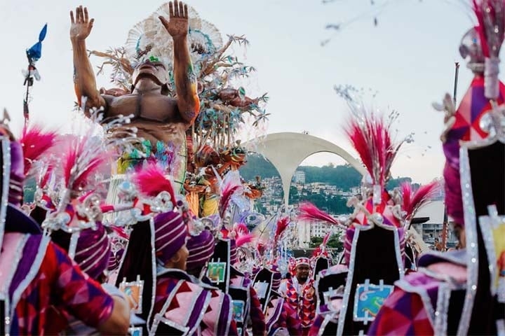 A Viradouro, a última das 12 escolas a desfilar, já na manhã de terça-feira (13), também detalhou as crenças voduns de povos africanos e na força das mulheres da Costa da Mina, uma poderosa irmandade de guerreiras. Reprodução: Flipar