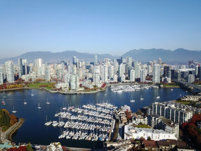 Vancouver é uma cidade costeira localizada na província da Colúmbia Britânica, no Canadá. É conhecida por sua deslumbrante paisagem urbana, cercada por montanhas, florestas e o Oceano Pacífico. Reprodução: Flipar