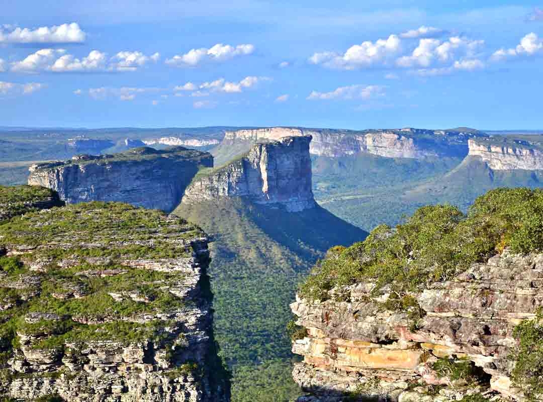 Parque Nacional da Chapada da Diamantina, Bahia: O parque é conhecido por seus morros, cachoeiras e grutas. Um dos pontos mais famosos é a Cachoeira do Mosquito, em que a água cai de uma altura de 80 metros, formando uma piscina natural. Reprodução: Flipar