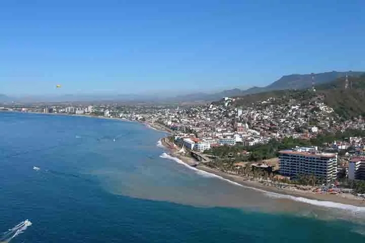 Puerto Vallarta, Jalisco (México): Esta charmosa cidade litorânea localizada na costa do Pacífico mexicano é famosa por suas praias de águas cristalinas e montanhas verdes ao fundo. Reprodução: Flipar