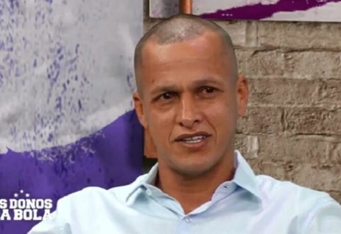 Na reta final do Campeonato Brasileiro de 2020, o ex-jogador Souza, hoje comentarista do programa Donos da Bola, prometeu que ficaria careca se o São Paulo perdesse para o então lanterna da competição, Botafogo. Souza cumpriu a aposta e apareceu careca durante o programa ao vivo. Reprodução: Flipar