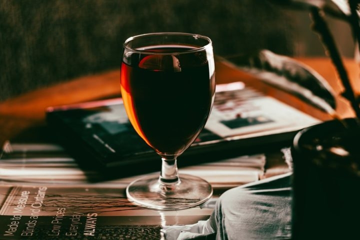 Segundo o jornal The Sun, para ajudar na identificação, os restaurantes locais receberam fotos do golpista. Reprodução: Flipar