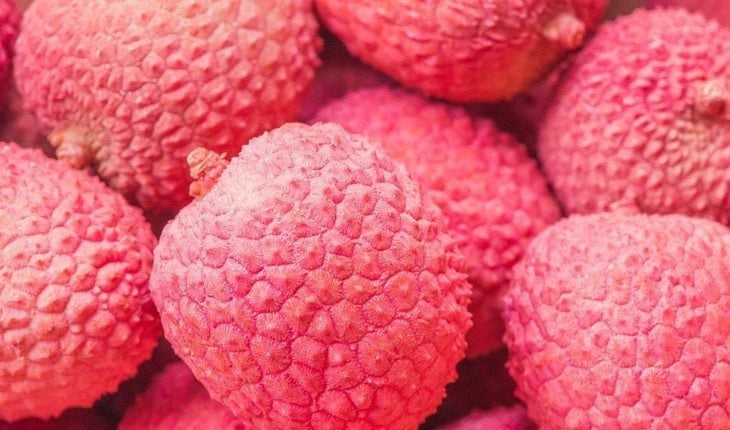 Lichia (Litchi chinensis Sonn) - É uma fruta tropical originária das províncias de Guangdong e Fujian, no sul da China,  Amplamente cultivada em outros países da Ásia, como Índia, Tailândia e Vietnã, e também em regiões subtropicais e tropicais pelo mundo, incluindo partes do Brasil. Reprodução: Flipar