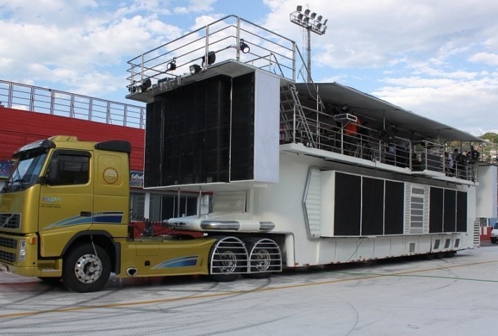 Essa ideia inovadora transformou a maneira como as pessoas celebram o Carnaval, ao levar música ao vivo pelas ruas por um caminhão equipado com um poderoso sistema de som. Reprodução: Flipar