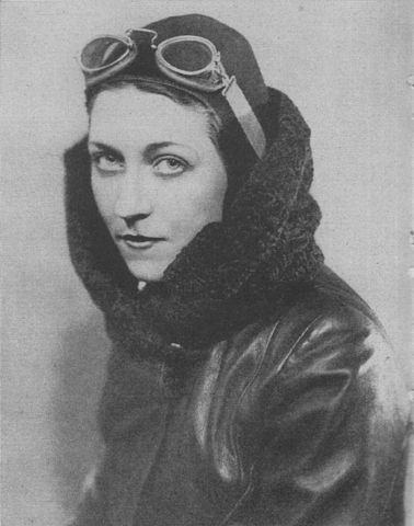 Amy Johnson: Em 1930, Amy tornou-se a primeira mulher a voar sozinha da Inglaterra para a Austrália, uma jornada épica que durou 19 dias e a consagrou como uma heroína nacional.
 Reprodução: Flipar