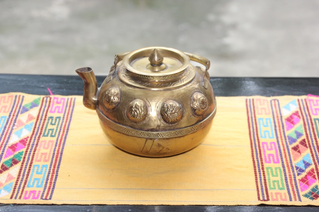 A língua oficial é o dzongkha, uma língua tibética. Existem também várias línguas e dialetos locais falados em diferentes partes do país. Reprodução: Flipar