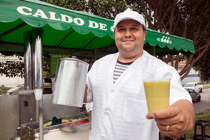 Além do açúcar, outros produtos derivados da cana incluem melaço, rapadura, rum, cachaça (bebida tradicional do Brasil), bagaço e etanol. Em algumas regiões, as pessoas usam palhetas de cana para fazer canetas, tapetes, telas e palha. Reprodução: Flipar