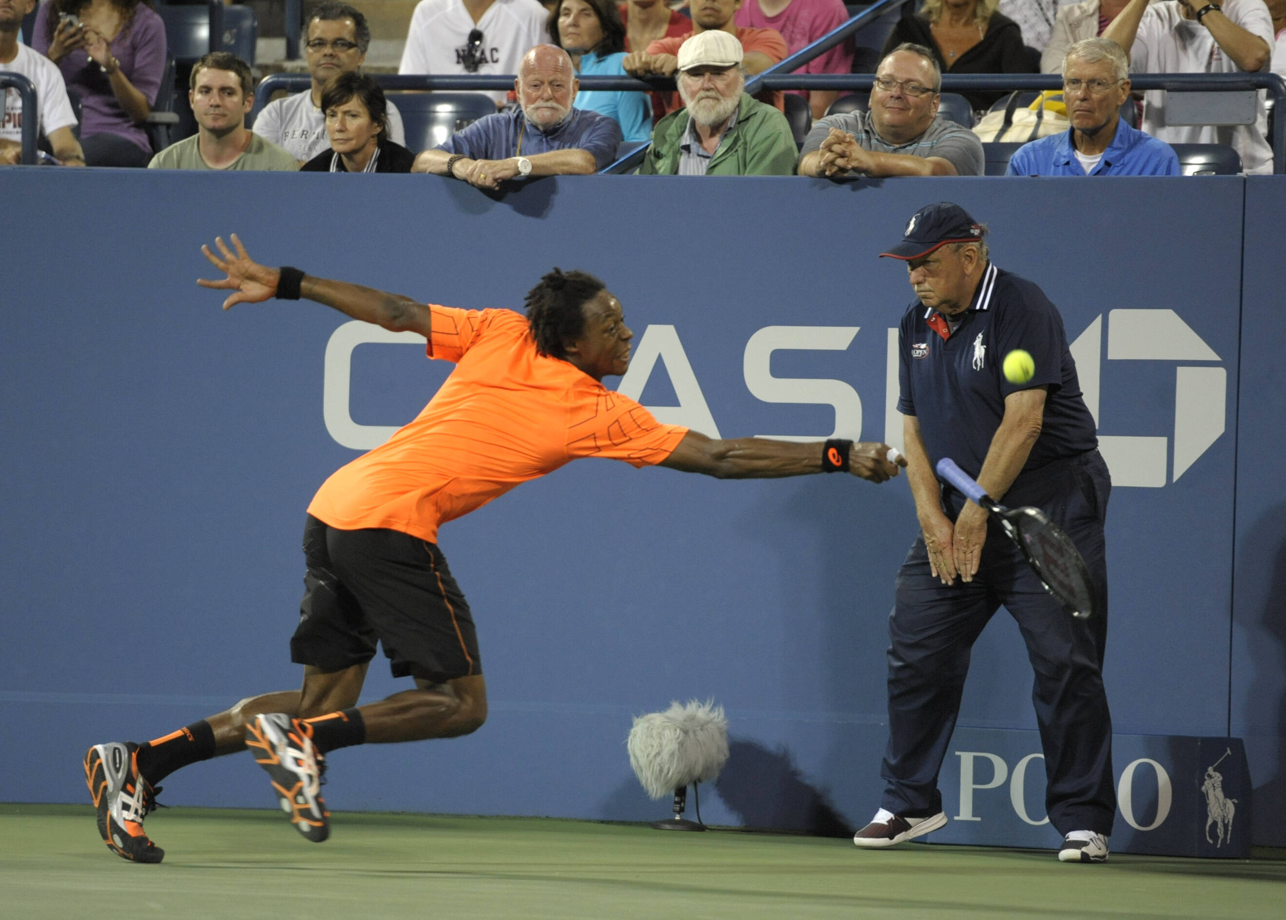 Gael Monfils perde raquete durante partida contra John Isner no US Open. Foto: Kathy Kmonicek/AP