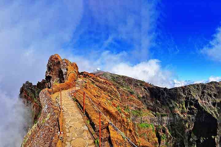 O Pico do Areeiro é o terceiro ponto mais alto da Madeira, com 1.818 metros de altitude. O acesso ao topo é fácil e oferece uma vista impressionante da ilha. Reprodução: Flipar