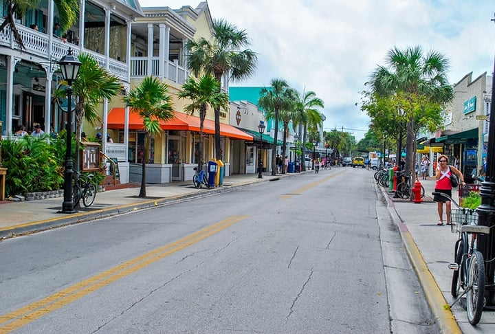 Duval Street, na ilha de Key West, na Flórida, nos Estados Unidos.  Reprodução: Flipar